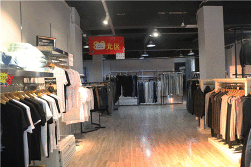 外套免費送 樂山這家品牌服裝工廠店虧損大甩賣 全場10元起...搶瘋了